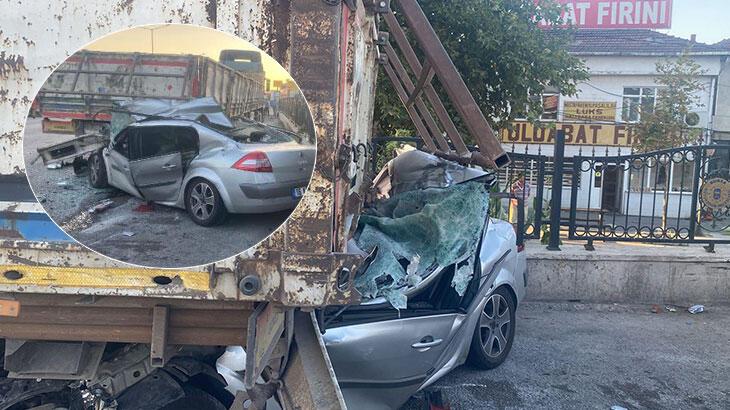 Bursa'da dehşetli kaza... Araba, TIR'a çarptı: 4 meyyit, 2 yaralı