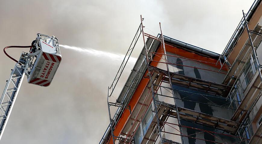 Çalışma yapılan binanın en üst bayanda yangın! 1 kişi hayatını kaybetti