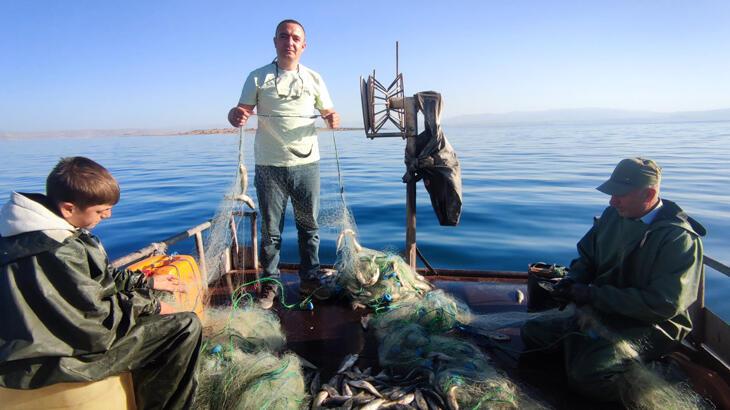 Dünyada yalnızca Van Gölü'nde yaşıyor! Balıkçılar dönemden mutlu