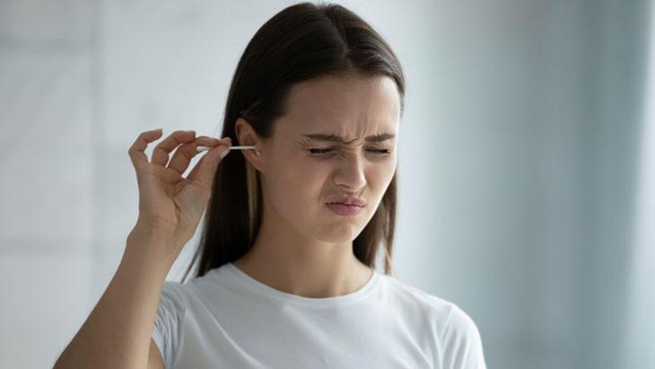 Enfeksiyonlara kalkan oluyor! 'Kulak kirini sık sık temizlemeyin'