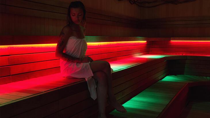 Genç kalmanın sırrı bedeni şaşırtmak! Sauanadaki 'red light' tesiri inanılmaz