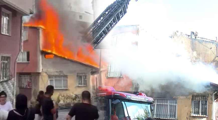 Kağıthane'de 3 binanın çatı katı alev alev yandı