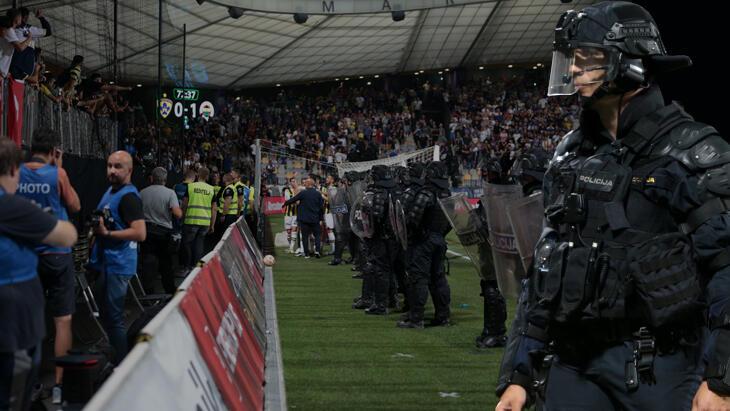 Maribor taraftarları skandala imza attı! Fatura Fenerbahçe tribününe kesildi: 'Stadyumu terk edin'