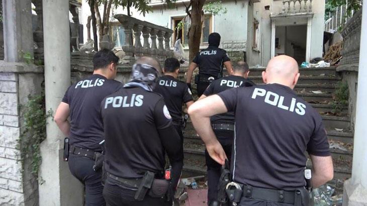 Polisler camlardan tırmanarak içeri girdi! Bursa'da peş peşe baskınlar
