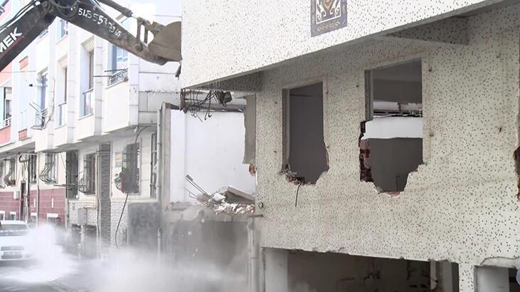 Zaten çökebileceği tespit edilen binalar İstanbul'da yıkılıyor