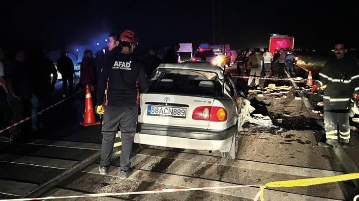Aksaray'da araba odun yüklü kamyonete arttan çarptı: 1 meyyit, 2 yaralı