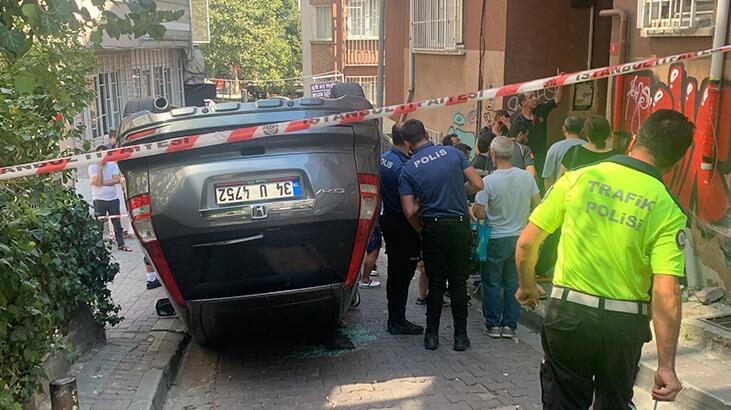 Beşiktaş'ta kaldırıma çarpan araba takla attı