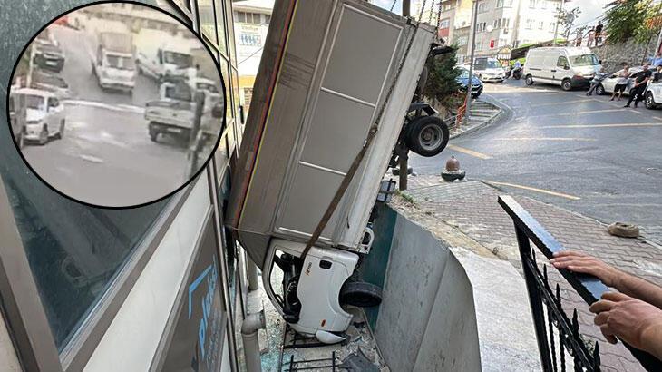 İstanbul'da kamyonet bina boşluğuna uçtu